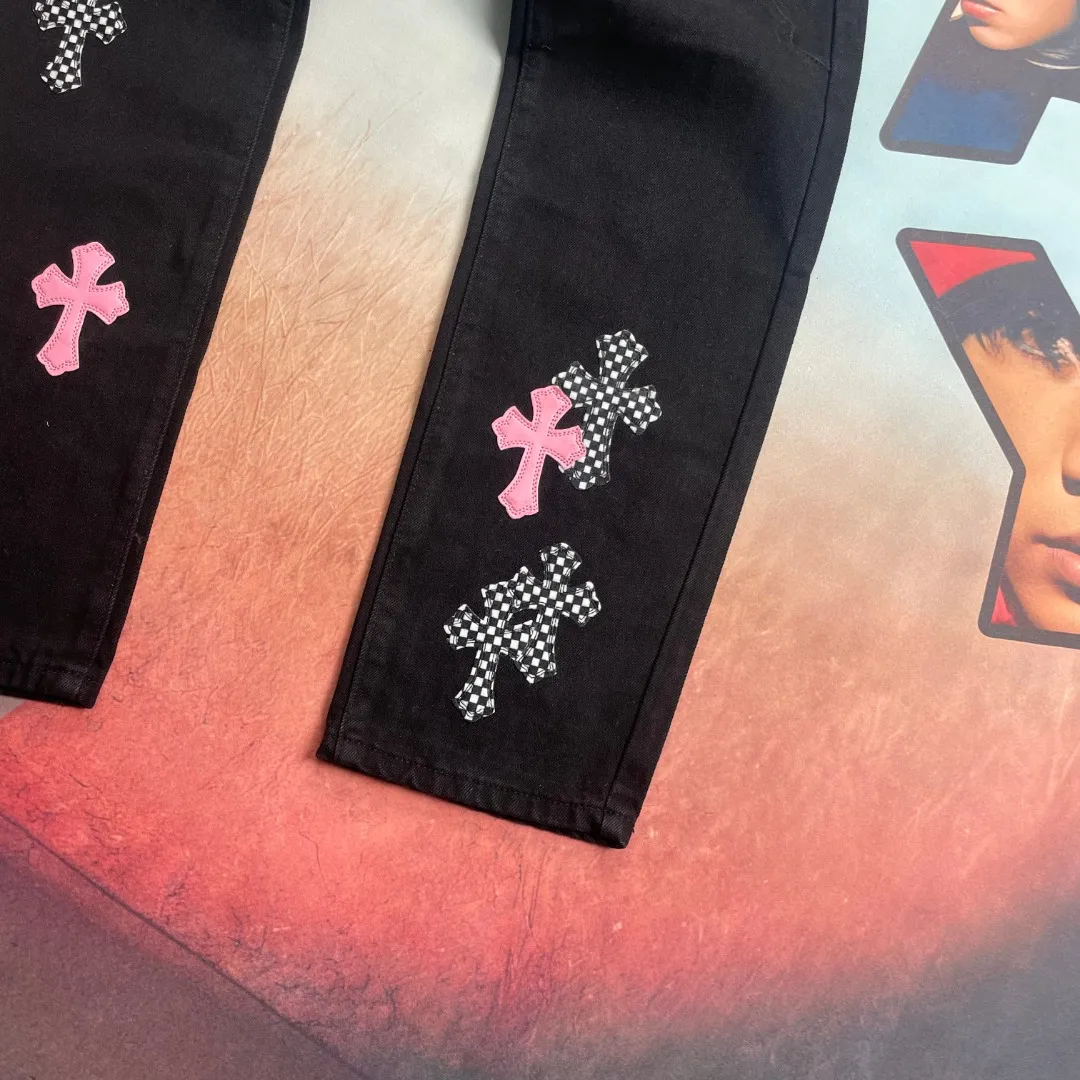 🅿️290 🔘Model No.-KL118 🔘Cro Xin𝐂𝐡𝐫𝐨𝐦𝐞 𝐇𝐞𝐚𝐫𝐭 CH Limited Flame Pink Cross Patchwork Straight Leather Jeans* In Cro Xin’s fashion map, these shorts are one of a kind. It is made of beaded canvas fabric and has been washed with heavy industry. The upper body is full of texture and the trousers are crisp and neat. The overall design adopts three-dimensional cutting technology and is extremely exquisite. Its hardware is customized according to ZP genuine products, with a customized small leather label, and the design is unique. The beaded canvas fabric is thick, not only soft after washing, but also very breathable. The details of the shorts are extremely well handled, simple and elegant, and the workmanship is exquisite. Every trace is neat and detailed, demonstrating excellent quality. The style of these shorts is super cool and breaks gender barriers. It can be easily worn by both men and women. It perfectly interprets the genderless fashion trend and easily enhances the wearer's fashion aura.  Size: S M L XL XXL (28.30.32.34.36) Color: Black